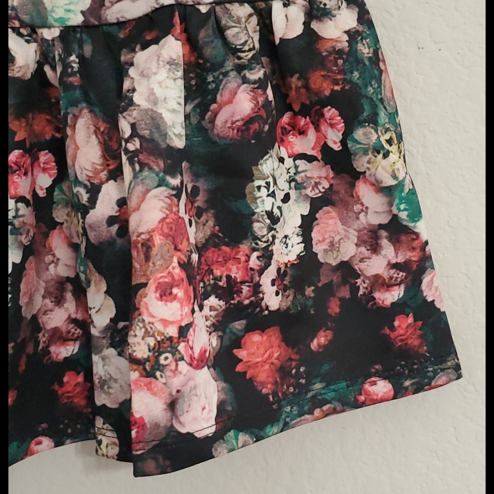 RENAMED Floral rose graphic print skirt Lg. ruffle bottom layer swingy - Picture 2 of 8